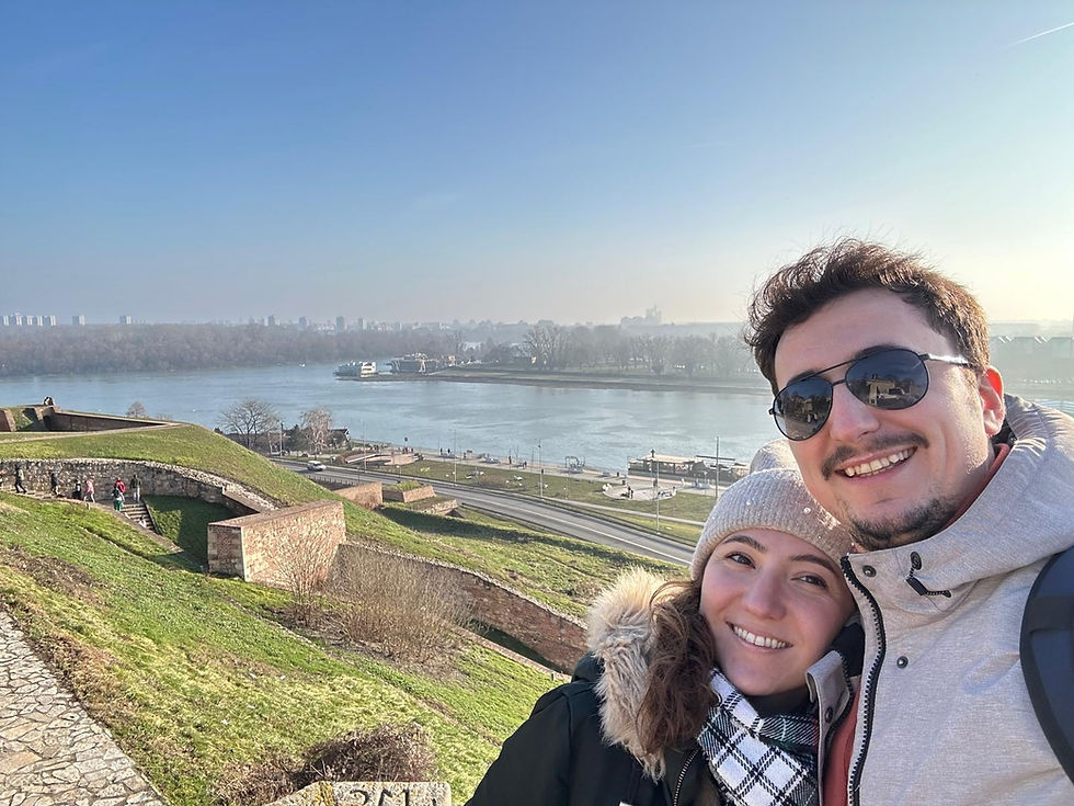 Belgrad, Balkanların kalbinde tarihi ve kültürel zenginlikleriyle öne çıkan bir şehirdir. Belgrad gezi rehberi ile bu eşsiz şehrin en önemli tarihi mekanlarını keşfedebilirsiniz. Kalemegdan Kalesi ve Tuna-Sava Nehri manzaraları fotoğraf tutkunları için mükemmel. Belgrad sokakları canlı kültür etkinlikleri ve geleneksel Sırp mutfağı ile doludur. Şehirde yapılacaklar listenize müzeleri, kafeleri ve gece hayatını eklemeyi unutmayın. Belgrad’ı ziyaret edenler, hem modern hem de tarihi dokuyu aynı anda yaşayabilir.