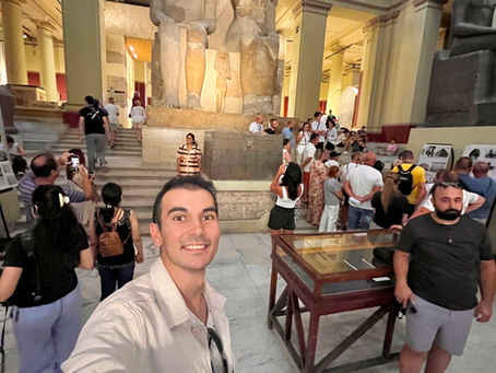 Mısır gezi rehberi, hem tarihi hem de turistik açıdan mutlaka görülmesi gereken noktaları içerir. Giza Piramitleri, Sfenks, Kahire Müzesi ve Luxor Tapınakları, Mısır gezilecek yerler listesinde öne çıkar. Sina Çölü’nde yapılan ATV ve buggy turları, Arap gecesi etkinlikleri ve gün batımı deneyimi, macera ve kültürü bir arada sunar. Sharm El Sheikh’te Farsha Cafe, Ras Mohammed ve White Island tekne ve dalış turları gibi duraklar, doğal güzellik ve fotojenik kareler için idealdir. Mısır yeme içme rehberi kapsamında, lokal restoranlar ve sokak lezzetleri, ziyaretçilere otantik tatlar sunar. Bu kapsamlı Mısır gezi rehberi, tarih, kültür, macera ve gastronomiyi bir arada deneyimlemek isteyen herkes için vazgeçilmez bir kaynak niteliğindedir.