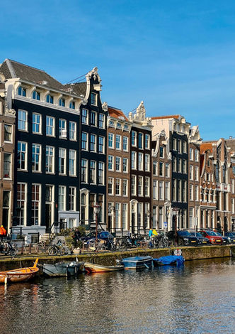 Amsterdam, Hollanda’nın kanalları, tarihi evleri ve kültürel zenginlikleriyle ünlü, ziyaretçilerine eşsiz bir deneyim sunan bir şehirdir. Şehirde Van Gogh Müzesi, Rijksmuseum ve Anne Frank Evi gibi dünyaca ünlü noktalar mutlaka görülmelidir. Amsterdam’ın hareketli meydanları, pazarları ve renkli gece hayatı ziyaretçilere farklı deneyimler yaşatır. Bisiklet yolları sayesinde şehri özgür ve keyifli bir şekilde keşfetmek mümkündür. Yeme içme açısından ise geleneksel Hollanda lezzetlerinden uluslararası mutfaklara kadar geniş seçenekler vardır. Amsterdam, tarihi dokusu ve modern yaşam tarzıyla unutulmaz bir gezi rotası sunar.