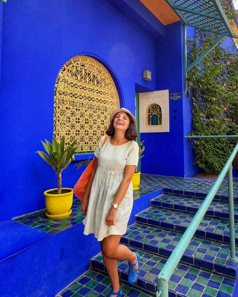 Fas’ın büyüleyici kenti Marakeş’in renkli sokaklarından çıktıktan sonra, sadece kısa bir yolculukla ulaşabileceğiniz Agafay Çölü, Afrika’nın mistik atmosferini yaşamak isteyenler için eşsiz bir deneyim sunuyor. Kumsalları altın sarısı değil belki ama kayalık ve çıplak topraklarıyla, gerçek bir çöl hissi yaşatan Agafay, sessizliği ve geniş ufkuyla ruhu dinlendiriyor. Deve turlarından, geleneksel Berberi kamp deneyimlerine kadar pek çok aktivite sunan bu çöl, Marakeş’in hareketli temposundan kaçıp doğayla baş başa kalmak isteyen gezginlerin vazgeçilmezi. Geceleri yıldızlarla dolu gökyüzü altında, çölde geçirilen anlar hayat boyu unutulmaz anılar arasında yer alıyor.