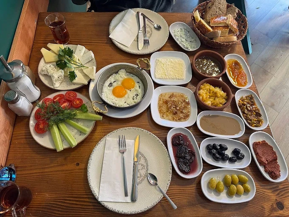 Van Kahvaltı Evi, İstanbul’da yöresel kahvaltı arayanlar için en iyi alternatiflerden biri. Otlu peynir, murtuğa ve kavut gibi Van’ın meşhur tatlarını sınırsız çayla birlikte sunuyor. Cihangir’de serpme kahvaltı deneyimini tam gurme kahvaltı seviyesine çıkarıyor. İstanbul kahvaltı rehberlerinde mutlaka yer alması gereken mekanlar arasında.