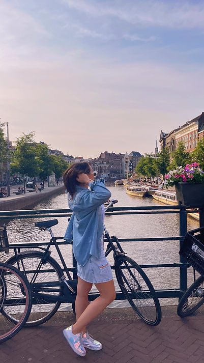 Amsterdam’ın UNESCO Dünya Mirası listesinde yer alan kanalları şehri keşfetmenin en romantik yollarından biridir. Kanal turu tekneleri ile şehri hem gündüz hem gece ışıklarıyla görebilirsiniz. Özellikle akşam yapılan ışıklı kanal turları, Amsterdam gezi rehberi listelerinin vazgeçilmezidir. Tarihi köprüler ve evler manzaraya ayrı bir güzellik katar. Kanal boyunca yürüyüş yaparak fotoğraf çekmek de oldukça popüle