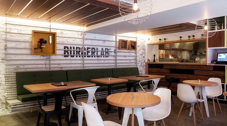 Burger Lab, Karaköy, Şişli ve Sarıyer’de İstanbul’un popüler burger durakları arasında yer alıyor. Katkı maddesi içermeyen taze dana köfteleri, smash burger ve gurmeci burger deneyimi arayanlar için ideal. Menüdeki klasik ve özel tarifler, İstanbul burger rehberi arayanların favorileri arasında bulunuyor. Mekanın sade ama şık sunumu, sosyal medyada dikkat çekiyor. İstanbul’da uygun fiyatlı ve lezzetli burger arayanlar için mutlaka uğranması gereken bir mekan. Burger Lab, şehrin en çok aranan burger restoranlarından biri olarak biliniyor.