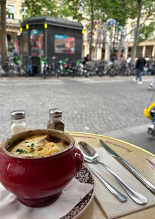Fransa’da soğan çorbası içmek, klasik bir Paris deneyiminin olmazsa olmazı. Hangi restoranda bu otantik lezzeti denemelisiniz? En iyi adresler ve ipuçları burada!