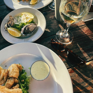 Stellenbosch şarap rotasında lüks bağ otelleri, rehberli turlar ve gurme restoranlar. Cape Town seyahatinizde mutlaka uğrayın, tadını çıkarın