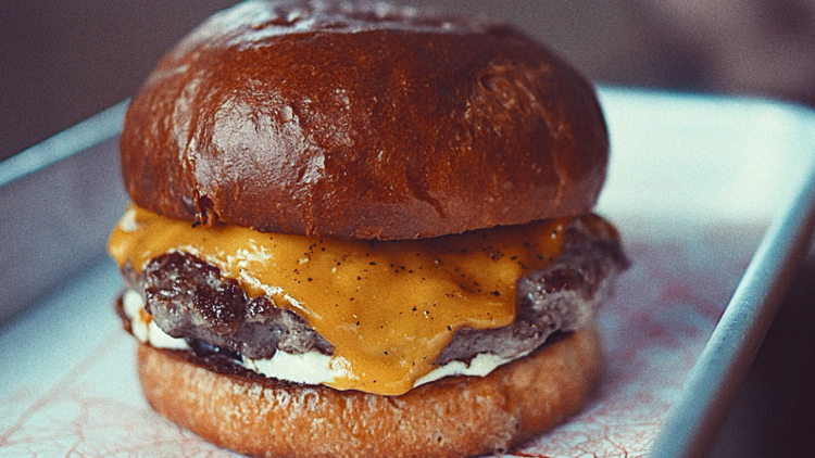 Zula, Harbiye, Kanyon ve Zorlu’da İstanbul’un trend burger durakları arasında öne çıkıyor. Menüdeki USP Burger, lezzetli ve özgün bir gurmeci burger deneyimi sunuyor. Tereyağlı brioche ekmeği ve ev yapımı turşular, smash burger arayanlar için unutulmaz bir tat yaratıyor. Mekanın ferah ve modern dekoru, Instagram ve sosyal medya dostu. İstanbul’da en iyi burger mekanları listelerinde sıkça önerilen bir adres. Zula, hem uygun fiyatlı hem de yaratıcı burger seçenekleri sunuyor.