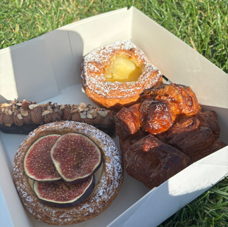 Kopenhag fırınları, Danimarka mutfağının hamur işi ve tatlı geleneğini yansıtan popüler mekanlardır. Lagkagehuset, Juno the Bakery ve Granola gibi fırınlar, taze ekmek, kruvasan ve tatlı seçenekleriyle öne çıkar. Kopenhag yeme içme rehberi kapsamında, bu mekanlar turistler için hem kahvaltı hem de atıştırmalık için ideal duraklardır. Fırınlar, yerel malzemeler ve geleneksel tariflerle hazırlanan ürünleriyle ziyaretçilere özgün bir deneyim sunar. Kopenhag fırınları, fotoğraf çekmek ve sosyal medyada paylaşmak için de oldukça popülerdir. Kopenhag gezilecek yerler listesinde fırınlar, şehrin gastronomi kültürünü yakından tanımak isteyenler için vazgeçilmez bir duraktır.