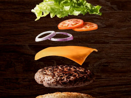 İstanbul’un en iyi burger mekanları rehberi ile şehrin popüler ve trend lezzet duraklarını keşfedin. Bu rehberde hem smash burger hem de gurmeci burger seçenekleri öne çıkıyor. Beşiktaş, Moda, Karaköy, Akaretler ve Etiler gibi İstanbul’un en çok aranan semtlerindeki burger durakları yer alıyor. Menüdeki özgün tarifler, taze ve kaliteli malzemeler ile hazırlanıyor ve en iyi burger restoranları listelerinde sıkça öneriliyor. Uygun fiyatlı burger seçenekleri, İstanbul burger rehberi arayanlar için ideal. Sosyal medya ve bloglarda sıkça paylaşılan mekanlar, hem görsellik hem de lezzet açısından öne çıkıyor. Arkadaş buluşmalarından hızlı öğle yemeklerine kadar her durum için lezzetli burger deneyimleri sunuluyor. İstanbul’da burger arayanların mutlaka denemesi gereken mekanlar ve özgün lezzetler bu rehberde sizleri bekliyor.