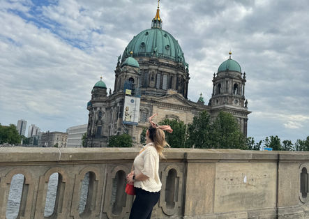 Berlin Germany, tarihi ve modern mimarisiyle Avrupa’nın en etkileyici şehirlerinden biridir. Şehrin simgesi olan Brandenburg Gate, Berlin gezilerinin vazgeçilmez noktalarındandır. Berlin Wall kalıntıları, şehrin tarihine tanıklık etmek isteyen ziyaretçiler için önemli bir deneyim sunar. Kültür ve sanat tutkunları için Museum Island, eşsiz koleksiyonlarıyla dikkat çeker. Berlin travel rehberi, tarih, sanat ve canlı şehir atmosferini bir arada keşfetmek isteyen gezginler için idealdir.