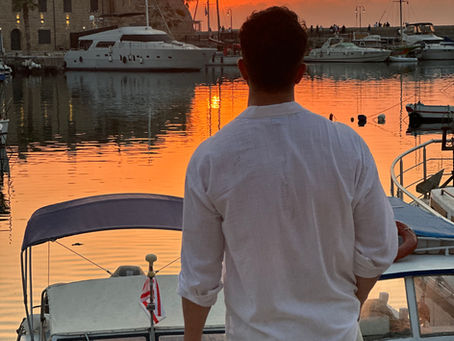 Kıbrıs gezi rehberi, adanın keşfedilecek en popüler rotalarını ve seyahat tüyolarını sunuyor. Kapalı Maraş tarihi dokusu ve hüzünlü geçmişiyle Kıbrıs’ta mutlaka görülmesi gereken yerler arasında. Girne limanı, balık restoranları ve gece hayatı ile Kuzey Kıbrıs tatilinde en çok tercih edilen bölgelerden biridir. Lefkoşa, Kıbrıs’ın başkenti olarak tarih ve modern yaşamı bir arada sunan zengin kültürel bir duraktır. Dipkarpaz, doğal güzellikleri ve el değmemiş plajlarıyla Kuzey Kıbrıs doğa severler için vazgeçilmezdir. Kıbrıs yemekleri, yöresel lezzetler ve mekan önerileri seyahat deneyimini unutulmaz hale getirir. Bu Kıbrıs gezi rehberi ile Kuzey Kıbrıs tatili planlayanlar için en çok aranan bilgiler tek yerde toplanmıştır.