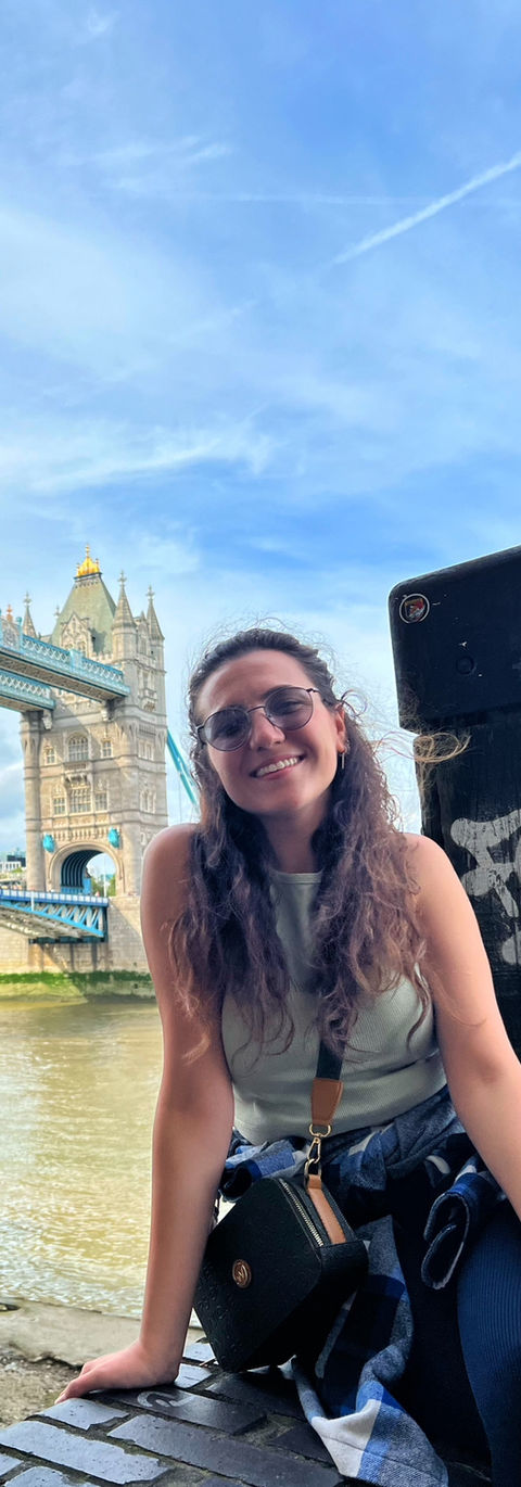 Londra Tower Bridge, Gotik mimarisi ve çarpıcı detaylarıyla hem gündüz hem gece bambaşka bir güzellik sunar. Yakınındaki Tower of London ve nehir turu seçenekleriyle ideal bir gezi rotası oluşturur. Turistler için ulaşım, bilet ve en iyi ziyaret saatleri gibi pratik bilgilerle Londra’yı daha yakından tanıyın. Tower Bridge ile Londra’yı keşfetmeye başlayın!