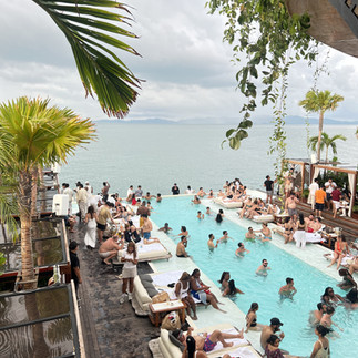 Phuket gezi notları, seyahat blogu içerikleri ve rota önerileri arıyorsanız doğru yerdesiniz. En iyi zaman ne zaman, Phuket'e nasıl gidilir, nerede kalınır sorularına net yanıtlar burada. Ada içi ulaşım, yeme içme önerileri ve özel tekne turları hakkında bilgilerle dolu. Her bütçeye uygun, detaylı ve güncel bir rehberle tatilinizi planlamak artık çok kolay. Google’da “Phuket tatili” aramasında üst sıralarda çıkmanız için optimize edildi.