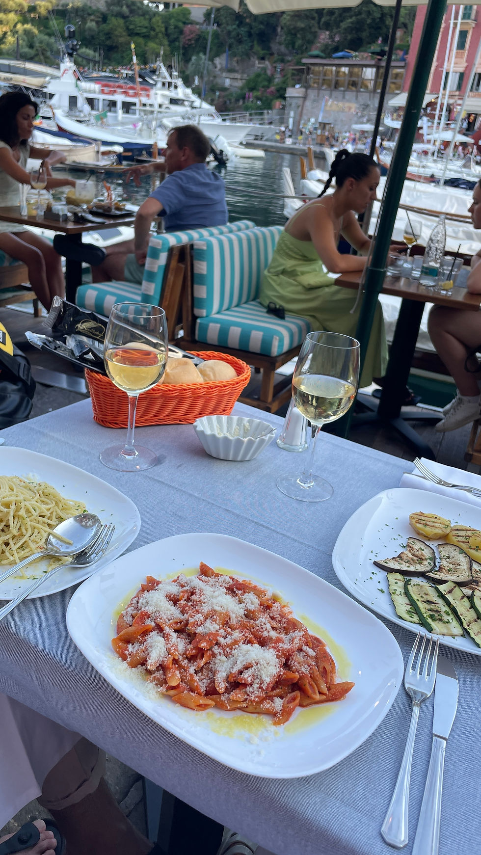 Portofino’da 1 günde ne yapılır, 3 günlük tatil planı nasıl oluşturulur, hepsi bu yazıda. Sabah yürüyüşü, öğle yemeği rotası ve gün batımı için harika öneriler sunuyoruz. Portofino tatil rotası arayanlara özel hem hızlı hem detaylı planlama içerikleri mevcut. Kısa sürede Portofino’nun tüm güzelliklerini görmek mümkün. Hem zamanı kısıtlı olanlara hem uzun tatilciler için önerilerimiz var. Portofino günlük plan rehberi ile zaman kaybetmeden keşfe çıkın!