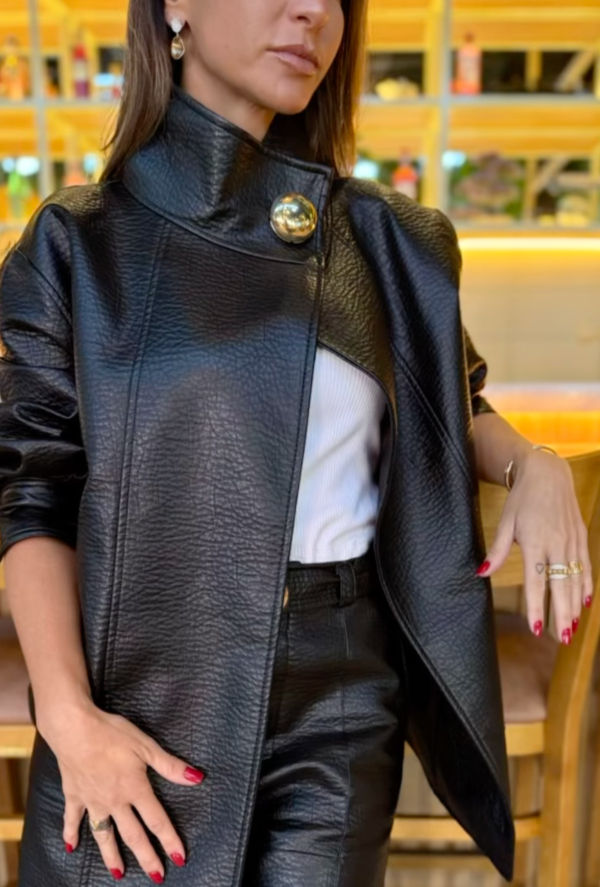 Casaco de courino com detalhes dourados e shorts igualmente ousado.