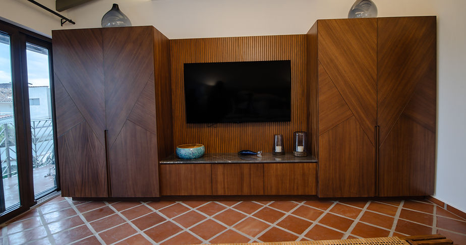Proyecto de carpintería para baños con fabricación e instalación de mobiliario en Puerto Vallarta por Albura.