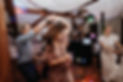 Hochzeitsgäste auf einer Hochzeitsfeier im Spitzhaus in Radebeul. Im Hintergrund ist der Hochzeits DJ Sascha Juranek