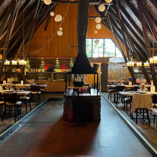 Blick über die Tanzfläche auf den Kamin und den Eingangsbereich der Waldschänke in MOritzburg