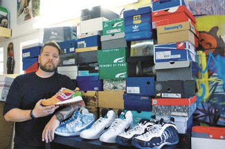 Den gréissten Sneakers - Collectioneur aus Lëtzebuerg ass dëst Joer op der Sneakermess!
