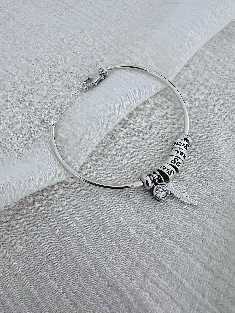 תמונה ממוזערת: צמיד קשיח בשילוב צארמים עם חריטות FR00200ADD40