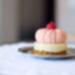 pistacie og mandelfrangipane, citronmelisse og lime cremeux, ribskompot og en ribsmousse.
