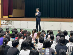 「30周年記念タオルデザインコンテスト」による小学校訪問&表彰式、贈呈式を実施