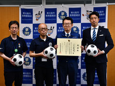 ハンマーキャスター株式会社様とともに、東大阪市立中学校、義務教育学校後期課程に対しサッカーボールを寄贈