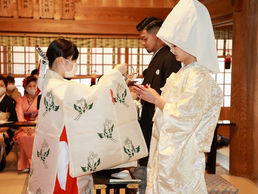 縁結びの名社として広く親しまれる小國神社で挙げる日本の伝統的な結婚式