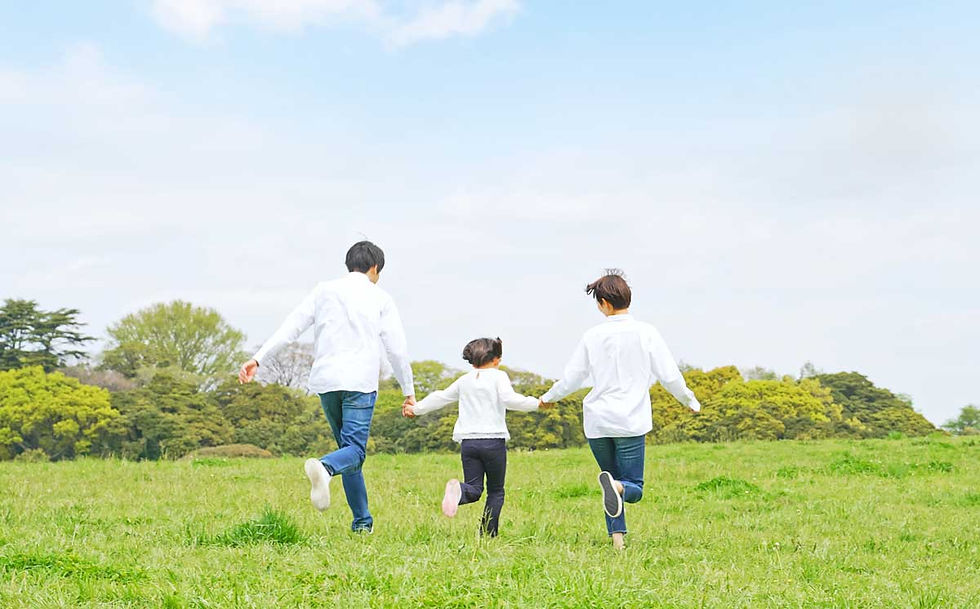 家族3人が手を繋いで歩く様子