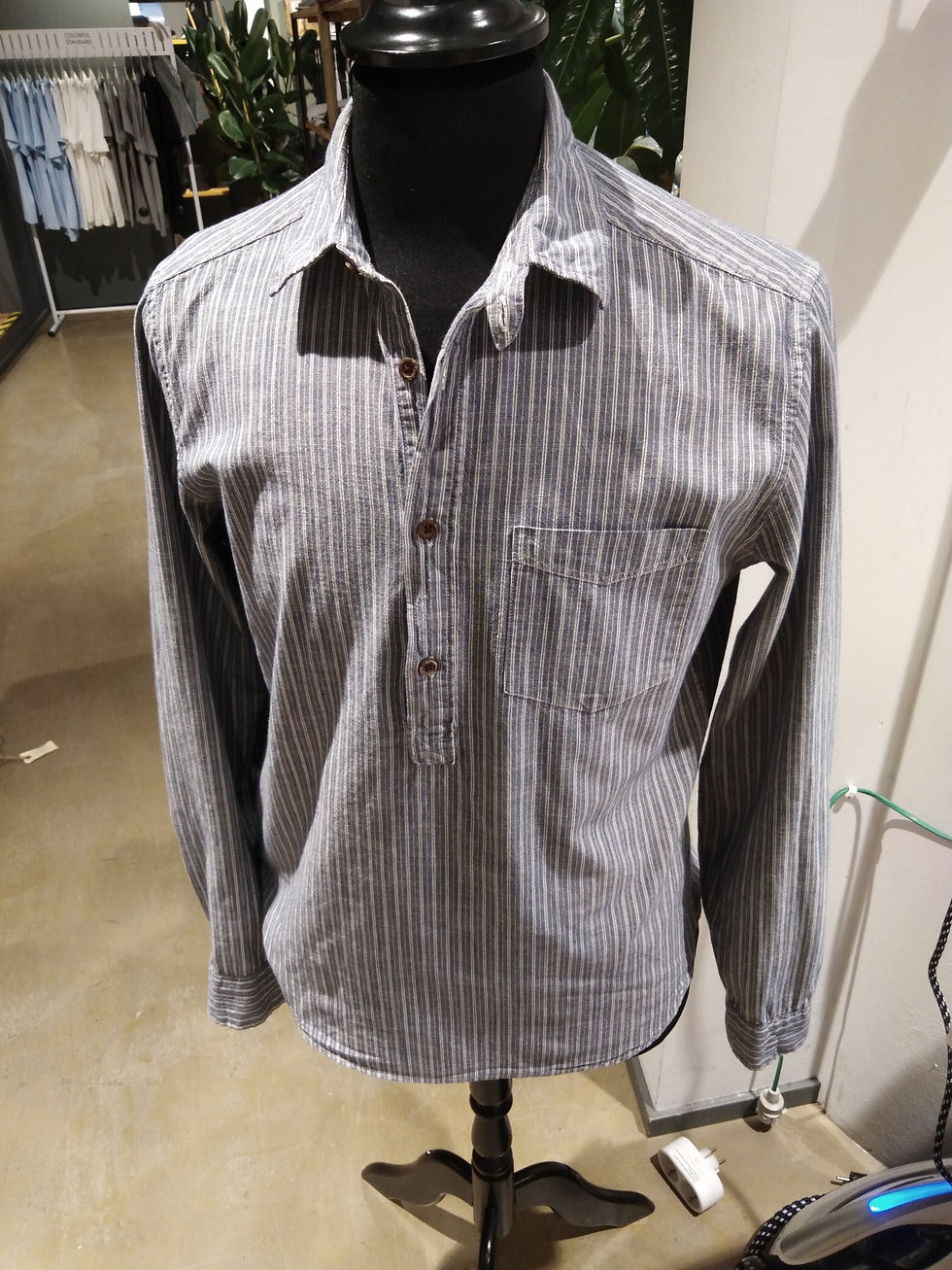 Miniatura: Närproducerad skjortknapp av spillträ