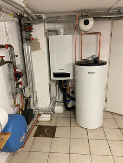 Heizungsanlage Brennwert mit Fußbodenheizungstrennsystem und Warmwasserspeicher
