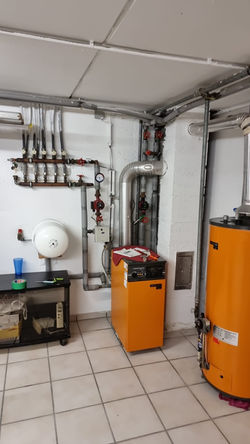 Heizungsanlage Brennwert mit Fußbodenheizungstrennsystem und Warmwasserspeicher