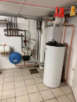Heizungsanlage Brennwert mit Fußbodenheizungstrennsystem und Warmwasserspeicher