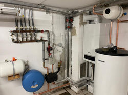 Heizungsanlage Brennwert mit Fußbodenheizungstrennsystem und Warmwasserspeicher