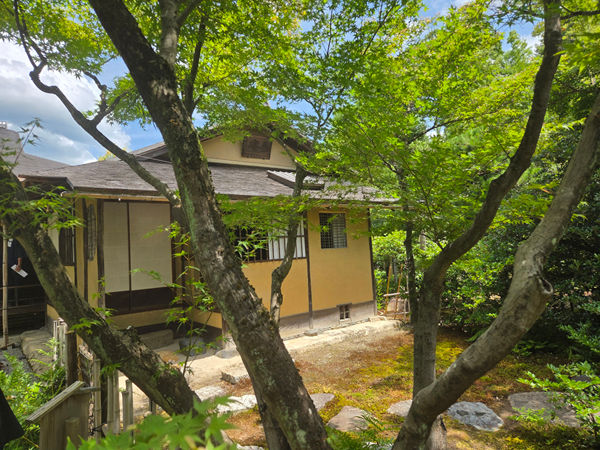 如庵は織田信長の弟 大茶匠・織田有楽斎(うらくさい)が京都の建仁寺に創建した茶室。昭和47年(1972)に名古屋鉄道により犬山城の東へ移築された。(愛知県犬山市)