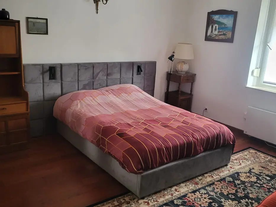 Lit confortable avec canapé bulle en face, équipement cosy pour le fourneau des artistes