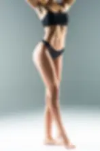 Femme en tenue de sport noire illustrant une silhouette affinée après un traitement Wonder Axon