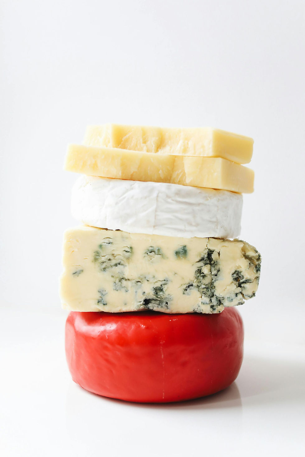 Assortiment de fromages français empilés, incluant bleu et cheddar
