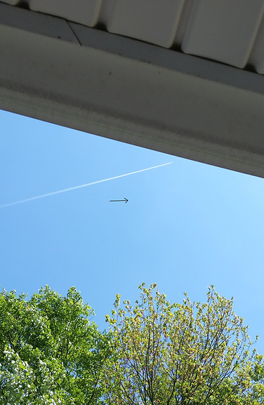 Guessing sun shinning off of a satellite. Note the plane for referance.