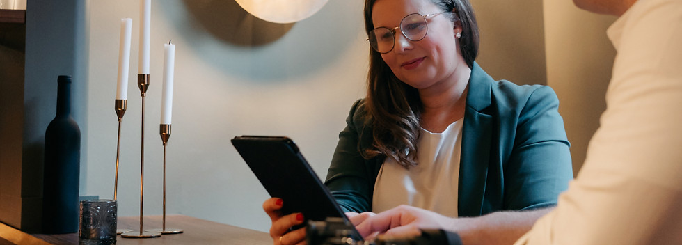 Hochzeitsplanerin Ariane Siodmiak zeigt im Beratungsgespräch Ideen auf dem Tablet – persönliche Hochzeitsberatung