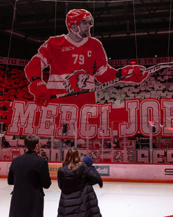 Le Lausanne HC honore Joèel Genazzi en retirant son maillot 5