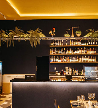 Bar do Boteco Português no salão 2, com plantas e decorações espalhadas pelo local.