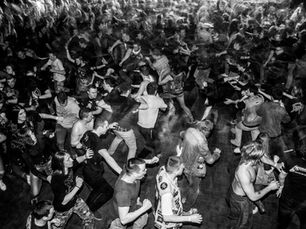 Apa Itu Moshing? Pengertian, Sejarah, dan Tips Aman Moshing