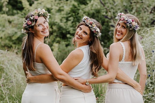 JGA, Junggesellinnenabschied, 3 Frauen mit Blumenhaarkranz