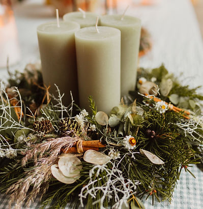 Adventskranz in Grün weiß beige und natur mit grünen Kerzen
