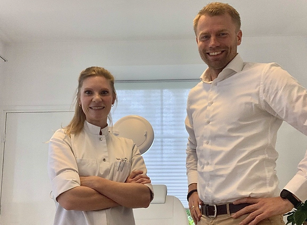 Clinique A Anne de Reus Cosmetisch Arts KNMG Cosmetische kliniek Botox Filler Fillers Huidverbetering Peeling Profhilo Dermaceutic Radiesse Juvederm Teosyal Bilthoven Utrecht Rimpels Frons Voorhoofd Kraaienpootjes Wenkbrauwlift Bunny Lines Neustip Gummy Smile Mondhoeken Kin Hoofdpijn Halsstrengen Kaakklemmen Knarsen Overmatig Zweten Lippen Neuslippenplooi Marionetlijnen Jukbeenderen Traangoot Rokerslijntjes Wangen Kaaklijn Mondhoeken Kin Neus Fijne Lijntjes Handen Decollete Gezicht Hals Decollete Handen Buik Bovenarmen Knieen Milk Peel Cosmo Peel 12% TCA Cosmo Peel 18% TCA Mela Peel Forte Cosmo Peel Forte