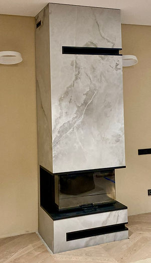 Lielizmēra flīzes izmantotas kamīna apdarei