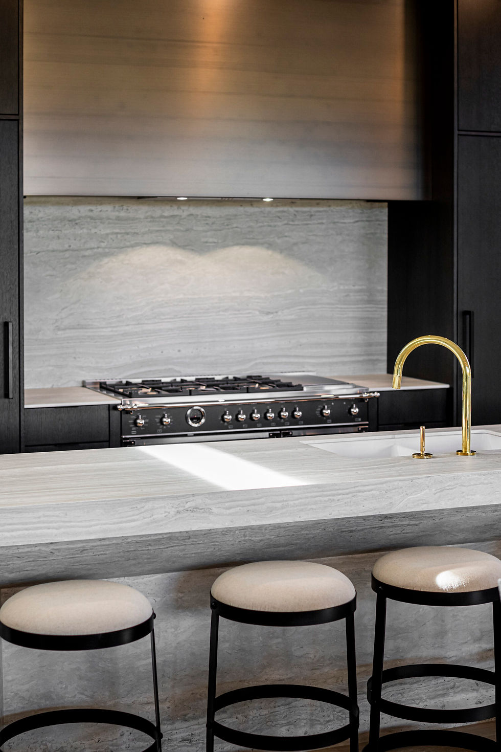 Thumbnail: Travertīna lielformāta flīzes Neolith Strata Argnetum virtuvē