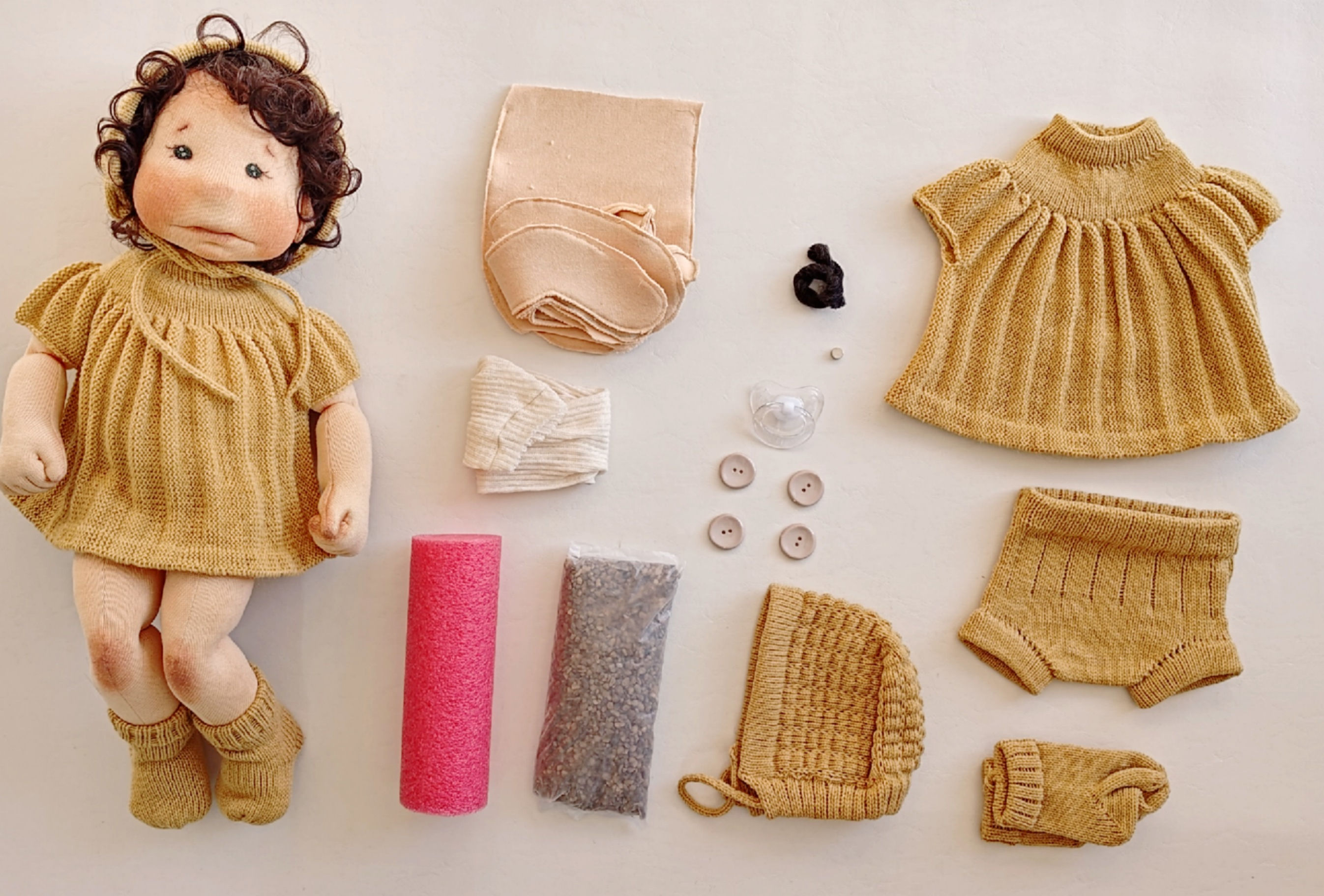 Kit Vestido Amarelo com Cabelo cacheado Castanho escuro (Para alunos Sinha Sua)