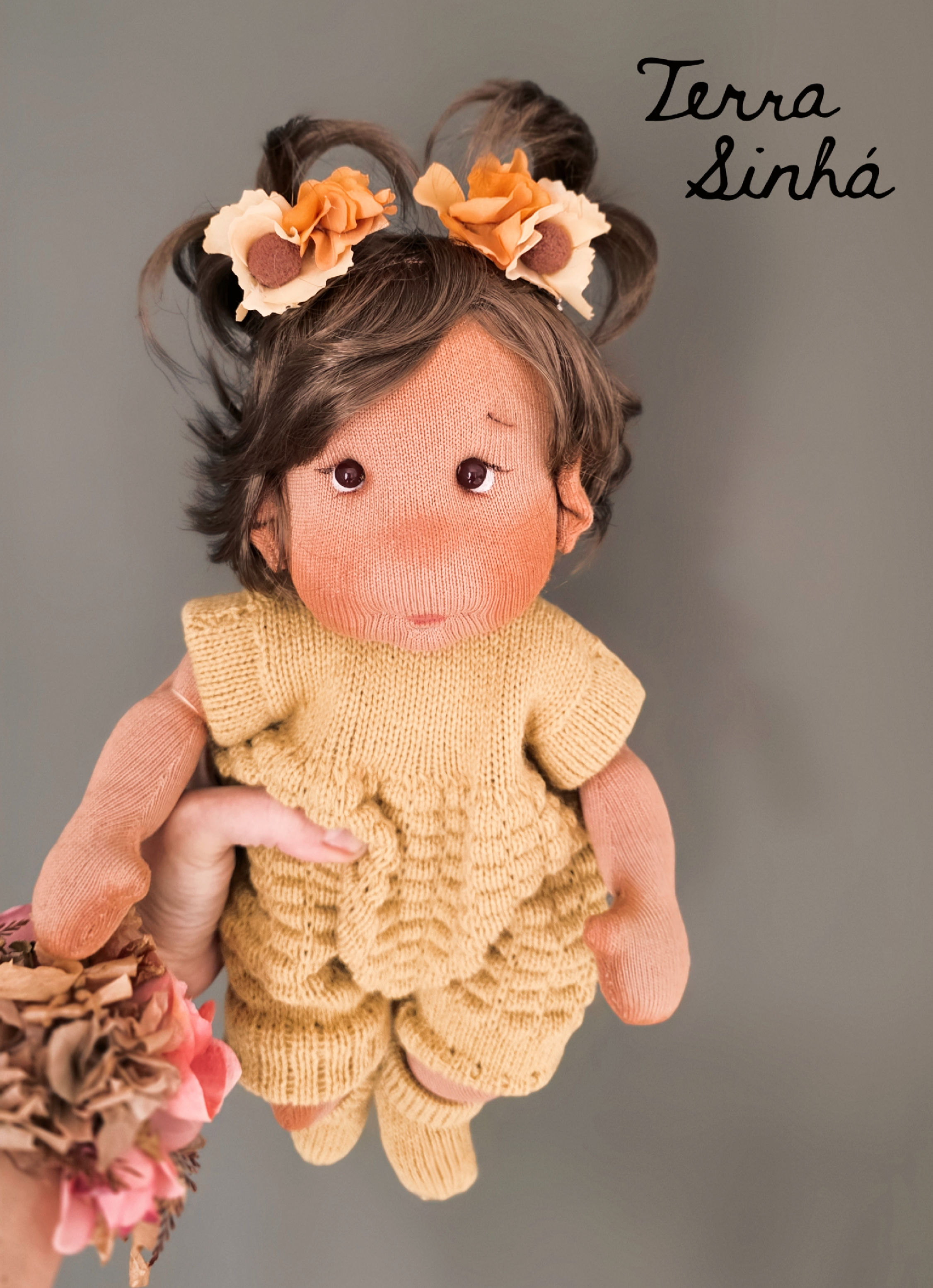 Mini Bebê C Castanho Roupas Amarelas