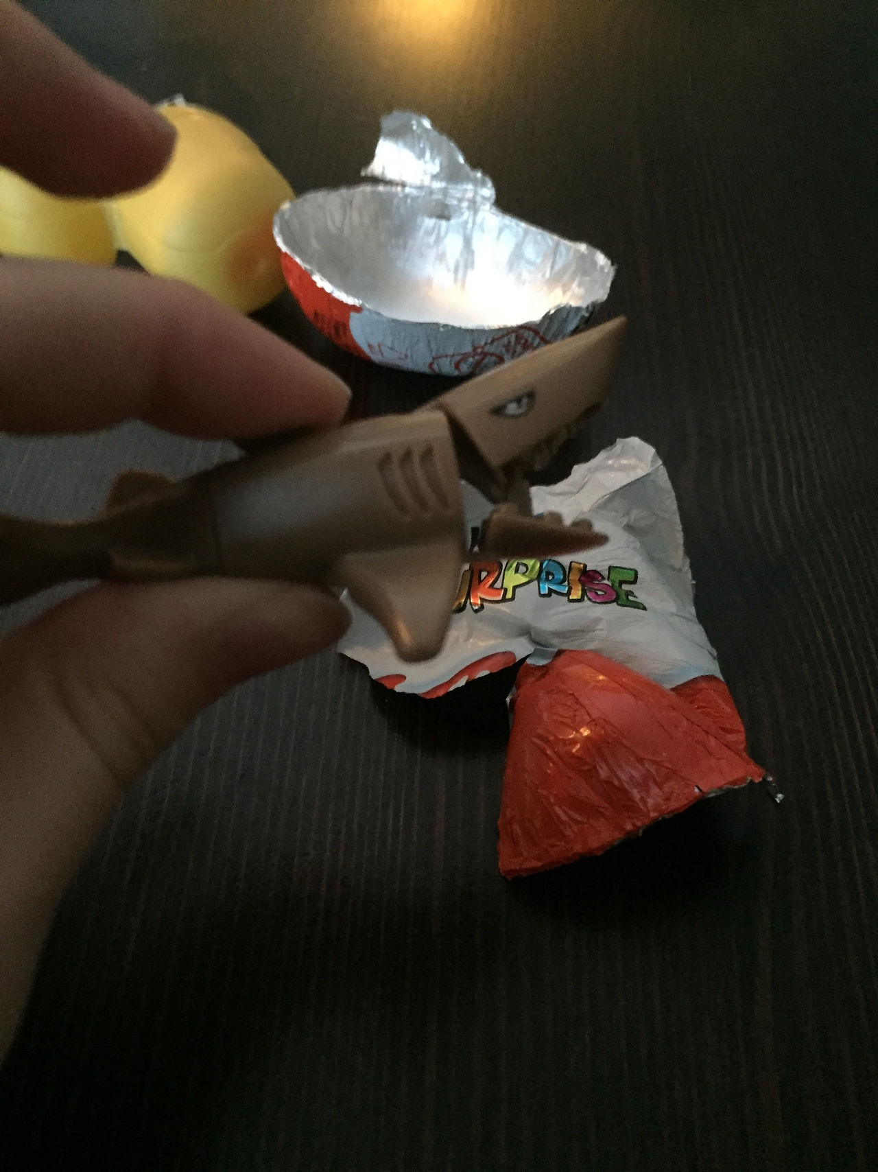 It opens and closes its mouth!